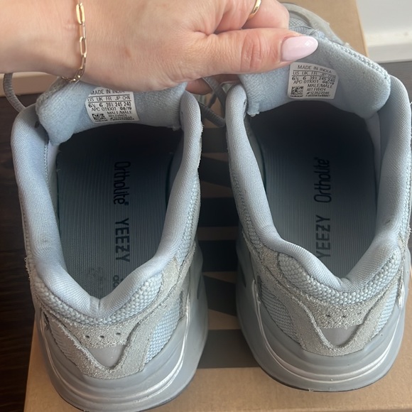 Yeezy Boost 700 Hospital Blue - Picture 5 of 11